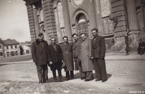 Przed budynkiem Wielkiej Synagogi w Płocku (drugi z lewej - Pesach (Paweł) Grzebień, trzeci - Szlomo Chaim Grzebień), przed 1950 rokiem (fotografia ze zbiorów prywatnych Jakuba Gutermana)